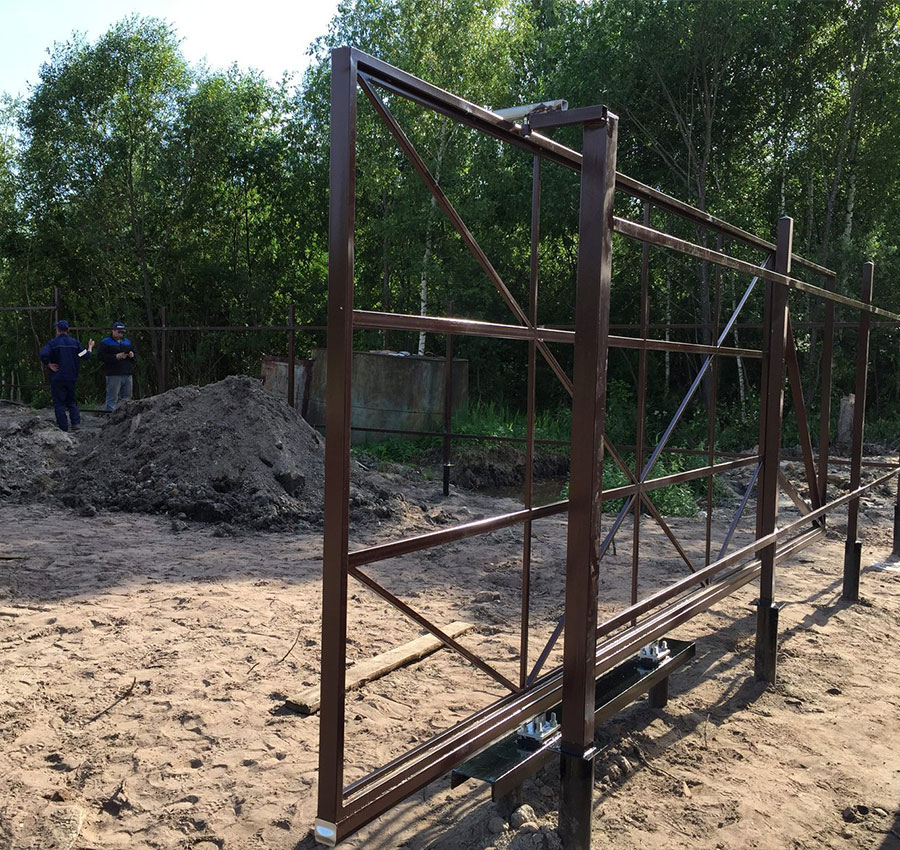 Варианты ворот на винтовых сваях в Приморском крае